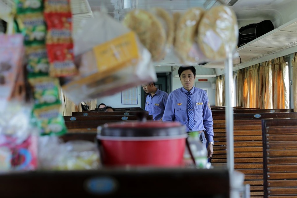 
Không còn cảnh cho những người bán hàng rong trên tàu, nhưng những nhân viên trên tàu cũng không bán được bao nhiêu.
