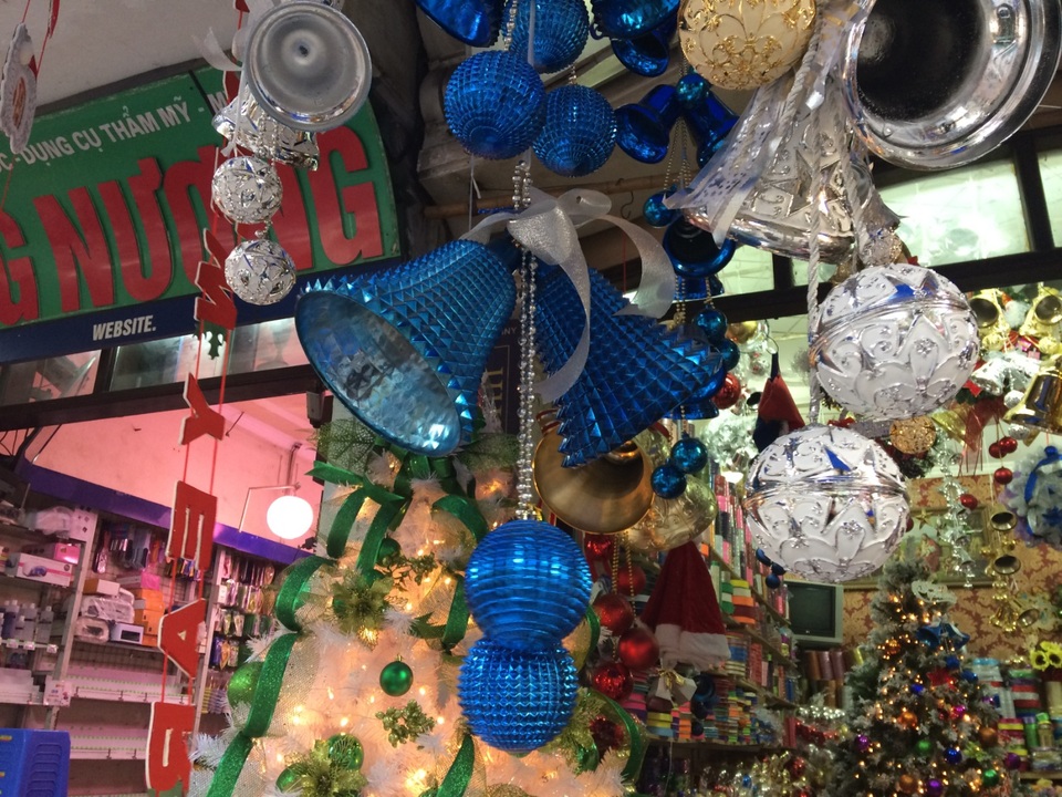 Đắt đỏ đồ trang trí Noel, gần 20 triệu đồng/xe tuần lộc - 6 Các loại chuông mới với đủ màu sắc