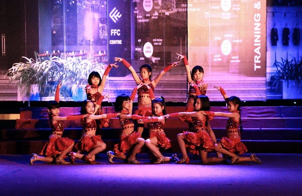 Nhạc kịch “Ông già Noel bị bắt cóc” lần đầu ra mắt mùa Giáng sinh - 6 Chào mừng sự trở lại của ông già Noel, lễ hội Carnaval được mở màn với vũ điệu Samba của thầy trò bộ môn Dancesport.