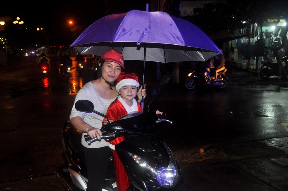 Đưa con đi dạo chơi đêm Noel