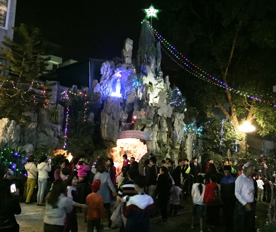 
Nhà thờ là địa điểm nhiều người, cả giáo dân và lương dân, chọn đến vui chơi, thăm thú trong đêm Noel
