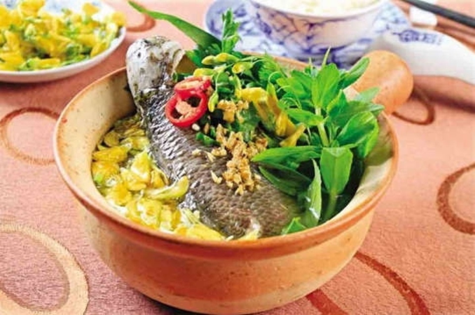 Món canh chua cá lóc nấu bông điên điển cho ngày hè.