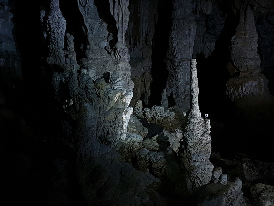 Bên trong hang Tú Làn, là hang động đẹp và rộng nhất trong quần thể hang động Tú Làn. Những khối thạch nhũ, những cột đá kỳ bí hiện lên rõ nét qua ống kính Galaxy S7 edge. Với lợi thế sở hữu khẩu độ xuất sắc nhất f/ 1.7, chỉ với ánh sáng đèn pin ở trong hang động. Galaxy S7 edge vẫn ghi lại toàn bộ những kỳ quan trong hang động chân thực và rõ nét.