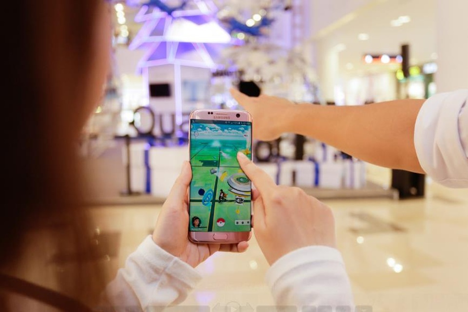 Cặp đôi ngẫu hứng tái hiện 7 trào lưu "hot" nhất 2016 với trợ thủ công nghệ - 6 “Pokemon kìa, bắt liền em ơi!”. Trung tâm thương mại vốn là nơi cư ngụ của rất nhiều cô cậu Pokemon, giờ đây lại quy tụ nhiều hơn bởi không gian Giáng sinh Galaxy của Samsung đầy ấn tượng. Nếu đang “cày” tăng cấp thì hãy nhập nhóm với cặp đôi này để thu phục Pokemon nhé.
