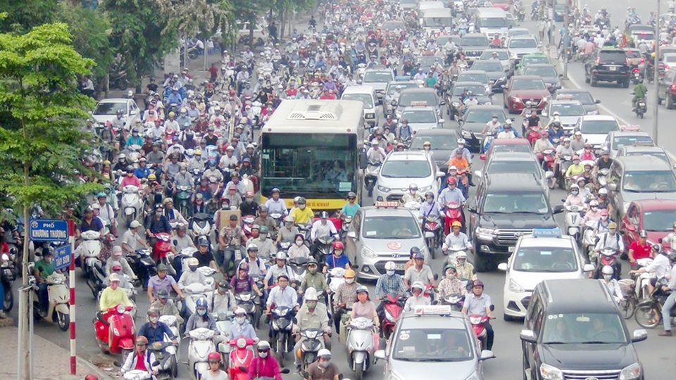Khai giảng trùng ngày đầu đi làm sau nghỉ lễ, đường phố ùn tắc nghiêm trọng - 7 Đường Tây Sơn (gần cổng trường Đại học Thủy Lợi) đông đặc phương tiện
