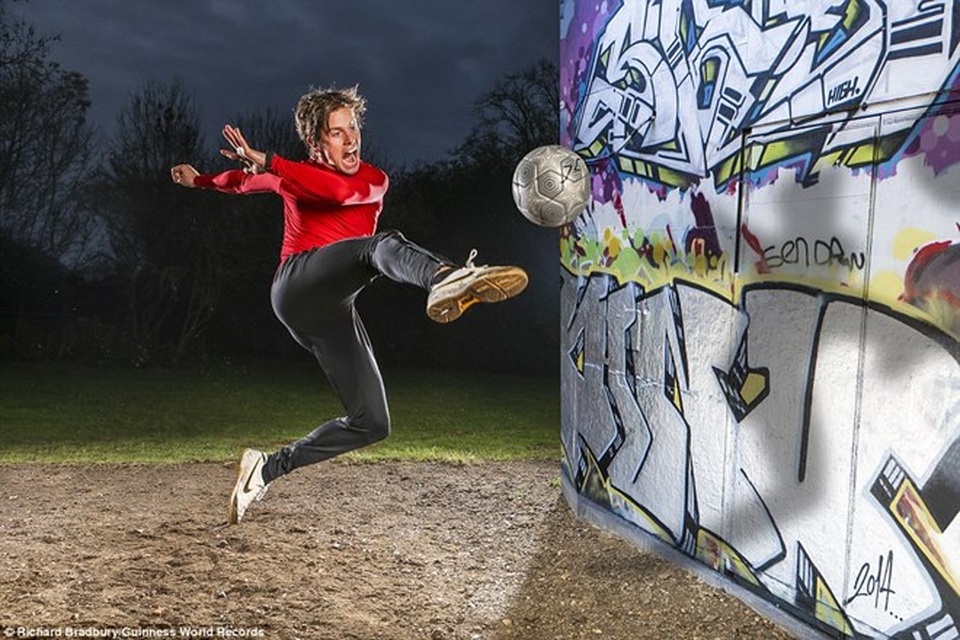 
Nghệ sỹ bóng đá đường phố John Farnworth có thể liên tục tung ra các cú sút volley trong 30 giây.
