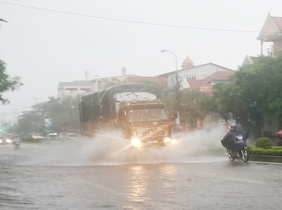 Cây đổ la liệt sau bão số 4, mưa ngập nhiều nơi - 24
Những chiếc ô tô xé sóng lao đi khiến người đi xe máy, xe đạp lĩnh đủ... (Ảnh: Hoàng Lam)