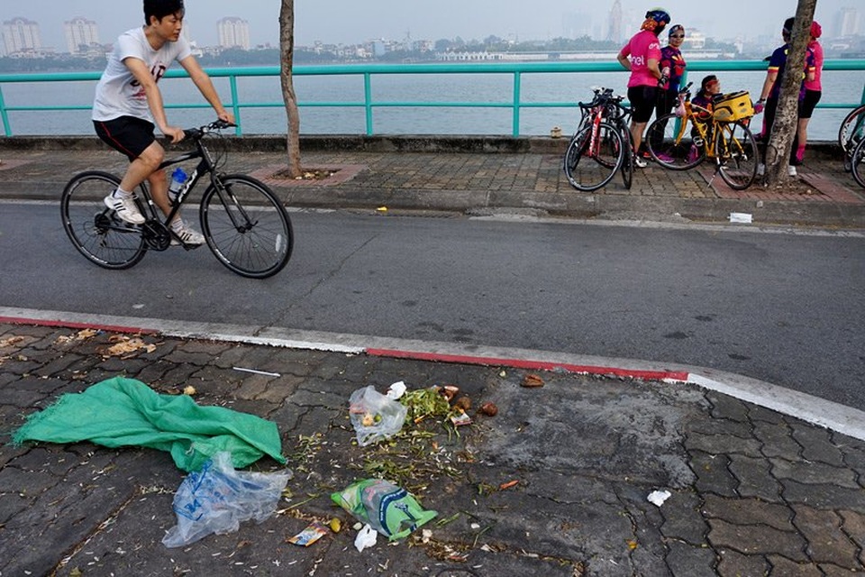 Dân Hà thành bịt mũi tập thể dục, nhắm mắt nhậu trên rác - 8 Hồ Tây là thắng cảnh thu hút khá đông khách du lịch trong, ngoài nước nhưng rác thải vẫn được vứt bừa bãi trên các con đường ven hồ