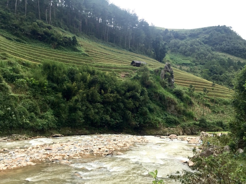 Đường ven suối nửa tự nhiên nửa nhân tạo với những thân cây vắt ngang làm cầu, với vách đá nhiều khi tìm mãi không có chỗ bám… gợi nhớ “Cho tôi một vé đi tuổi thơ” bởi cảm giác được hòa mình vào thiên nhiên hùng vĩ, như được xuyên không trở về tuổi thơ chân đất chạy trên đồng làng… trốn mẹ lội suối bắt cá, đua nhau bơi vượt sông…