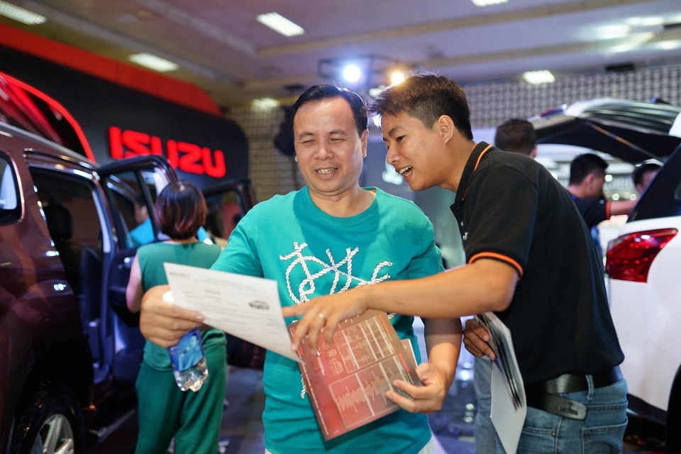 Isuzu tái xuất sau 7 năm vắng bóng tại Vietnam Motor Show - 6
Các nhân viên của Isuzu đang nhiệt tình giới thiệu, tư vấn cho khách tham quan về những thay đổi nổi bật của mu-X phiên bản giới hạn.