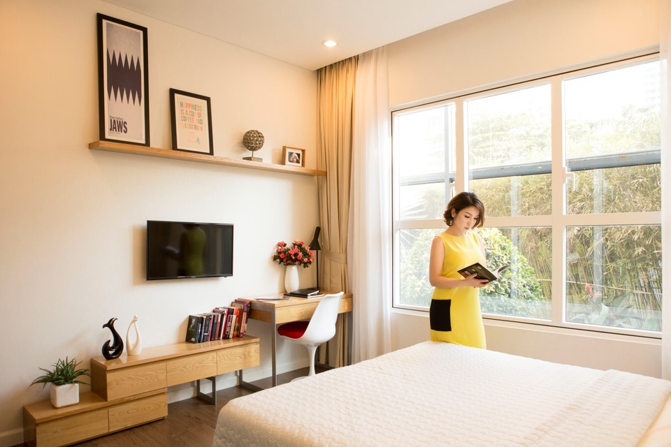 Nơi sao Việt không hẹn mà gặp khi tậu nhà - 7 “Hữu xạ tự nhiên hương”, tiềm năng đầu tư của các sản phẩm từ thương hiệu uy tín Novaland cũng lọt vào tầm ngắm của “sao” miền Bắc, trong đó có nữ diva Mỹ Linh. Nổi tiếng là một trong những sao khá cầu kỳ và kỹ tính trong việc chọn lựa bài hát cũng như… “chọn mặt gửi vàng”, Chị chia sẻ: “Nhà Novaland có tính thanh khoản cao, người mua khi cần bán hay cho thuê lại cũng không khó. Vậy nên, sau căn hộ ở The Prince Residence (Q.Phú Nhuận), tôi mới quyết định mua thêm Office-tel The Sun Avenue (Q.2) để đầu tư cho thuê sau này”.