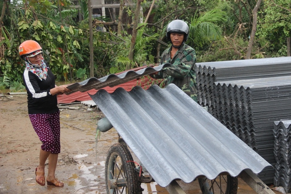 Nhiều tuyến đường bị chia cắt, nhiều vùng chìm sâu trong nước - 14 Anh Hương đi mua tôn về lợp lại mái bị hư hỏng do lốc
