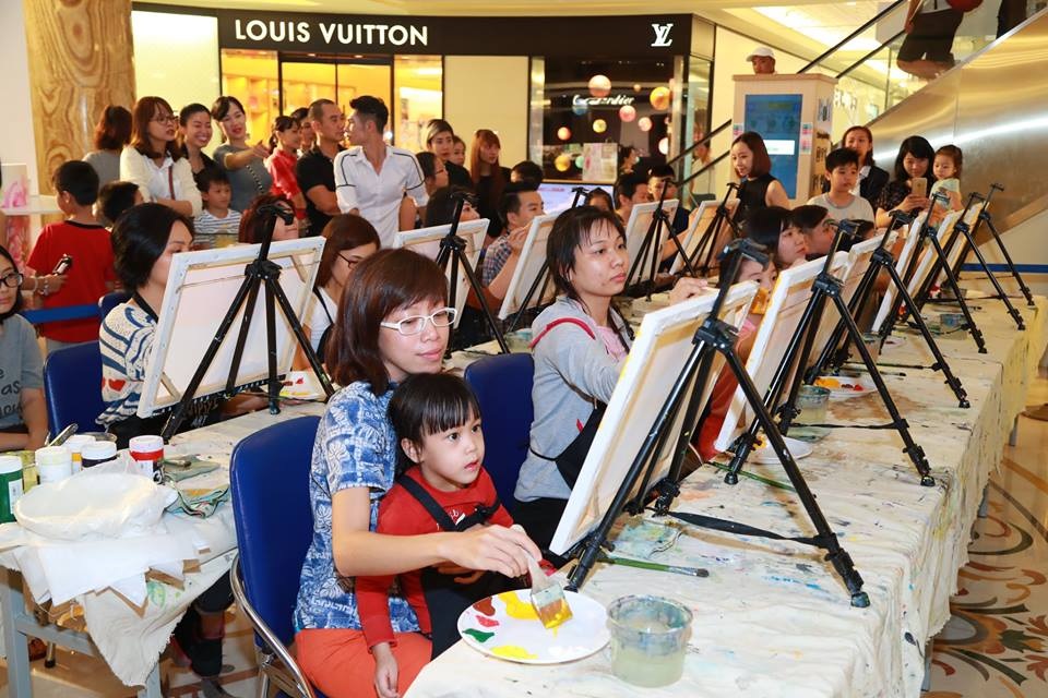 Tràng Tiền Plaza gửi ngàn yêu thương đến một nửa thế giới - 7 Chương trình thu hút rất nhiều người tham gia