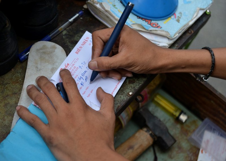 Cường luôn cẩn thận viết hóa đơn cho khách hàng yên tâm.