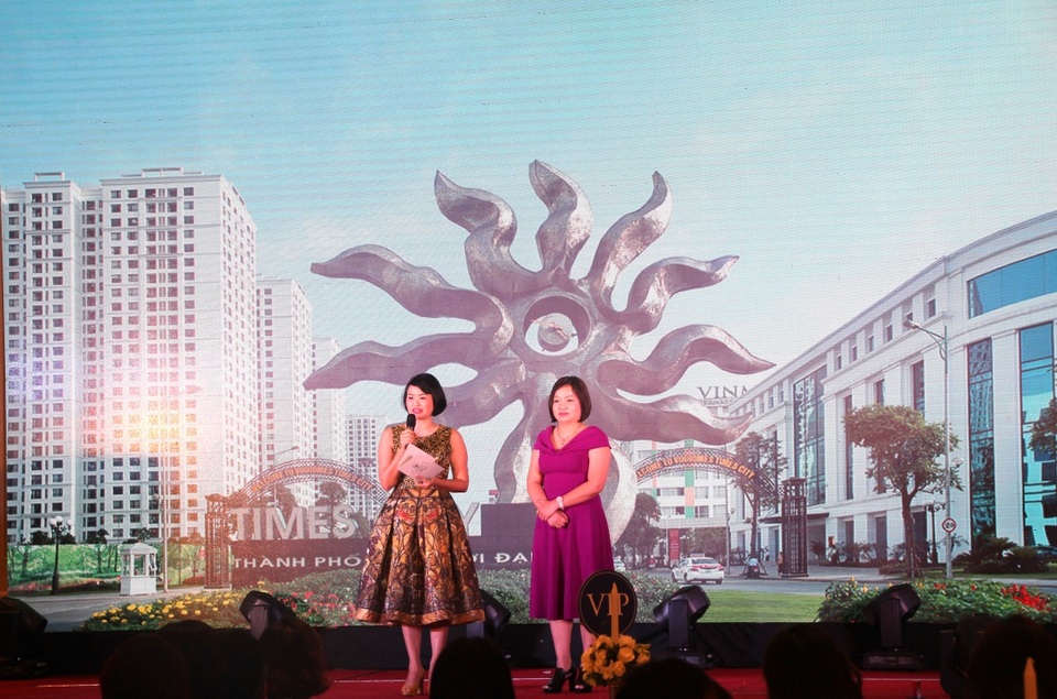 Tổng kết dự án Vinhomes Times City - Tri ân những con người làm nên lịch sử - 7
Bà Phạm Thị Lam và bà Vũ Thu Hà (Tổng GĐ Công ty Tân Thời Đại) trên sân khấu.