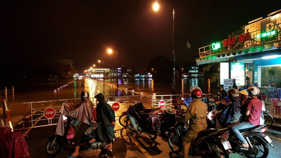 Dân thấp thỏm lo lũ lên lúc nửa đêm - 15 Nhiều người dân về nhà từ trung tâm TP Huế qua phường Vỹ Dạ không được do nước tràn Đập Đá nên phải quay lại đi đường khác