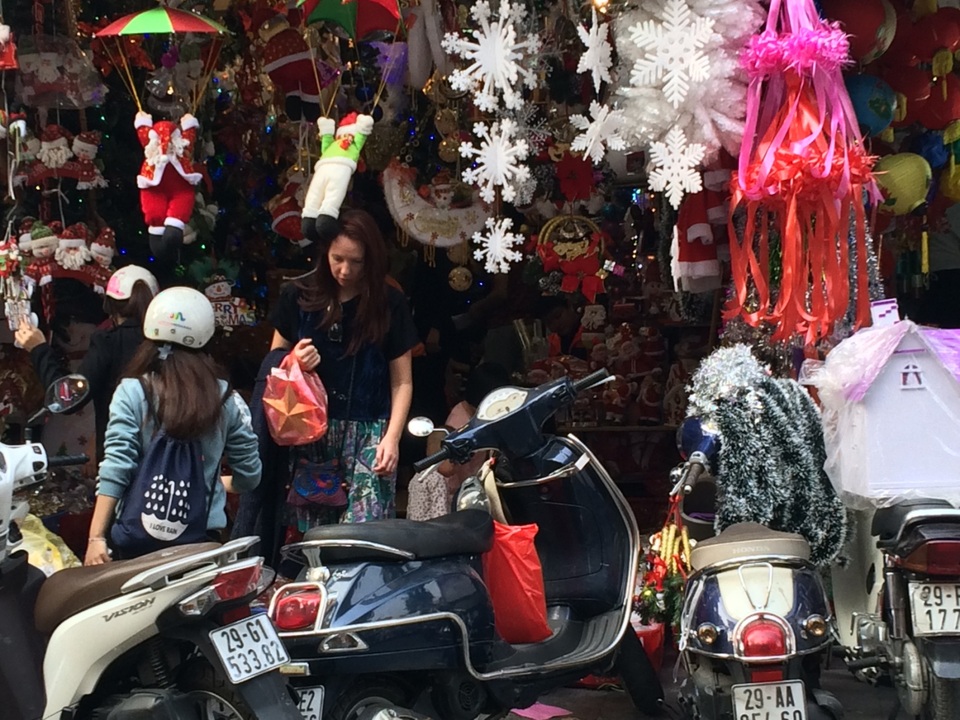 Đắt đỏ đồ trang trí Noel, gần 20 triệu đồng/xe tuần lộc - 7 Hàng Mã cũng thu hút được sự quan tâm khá lớn của các vị khách Tây