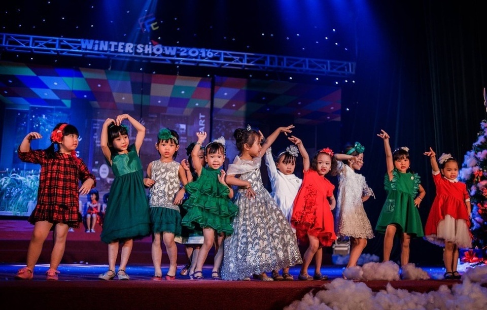 Nhạc kịch “Ông già Noel bị bắt cóc” lần đầu ra mắt mùa Giáng sinh - 7 Các người mẫu nhí của lớp Múa trình diễn bộ sưu tập thời trang mùa Noel. Bộ môn Múa có số lượng học viên tham gia chương trình hùng hậu nhất - hơn 100 bé, chủ yếu vẫn còn trong độ tuổi mầm non.