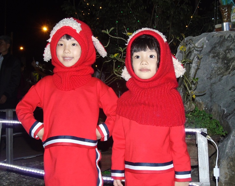 Những em nhỏ háo hức đón Giáng sinh
