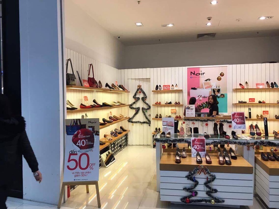 Cuối năm, thời trang đua nhau giảm giá nhưng vẫn ế ẩm! - 6
Hàng hóa vẫn còn khá nhiều mặc dù đã giảm giá sâu ngày Boxing day