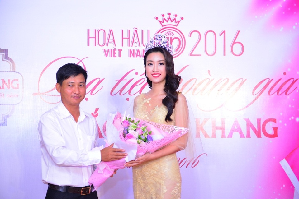 Đăng quang cuộc thi HHVN 2016, Đỗ Mỹ Linh đã trở thành Đại sứ thương hiệu Sắc Ngọc Khang và nhận được nhiều phần thưởng giá trị từ thương hiệu này