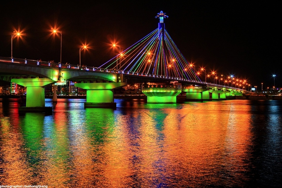 Những cây cầu giữ kỉ lục “nhất” Việt Nam - 8
Vẻ đẹp cầu Sông Hàn về đêm.
