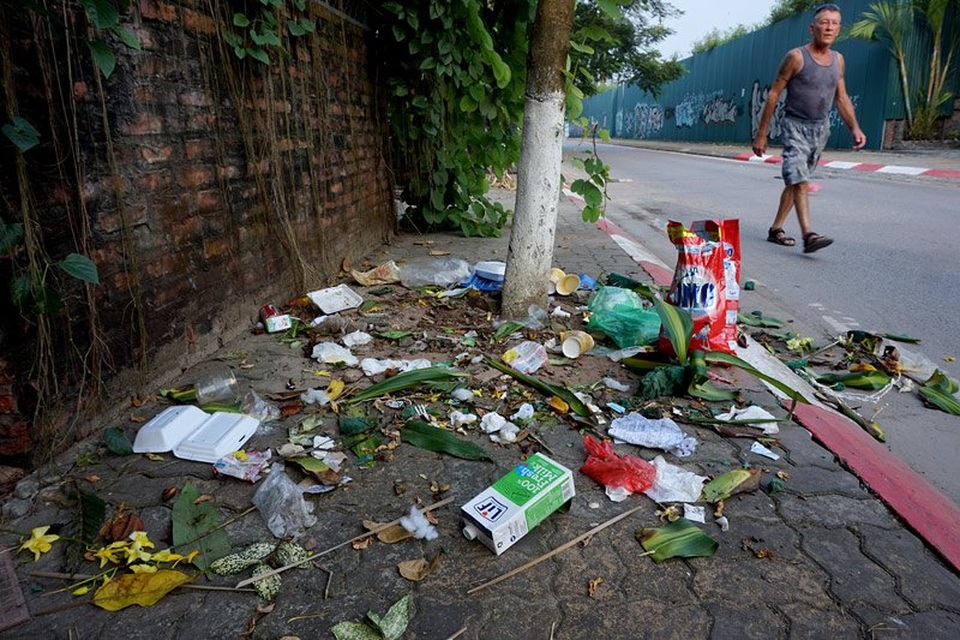 Dân Hà thành bịt mũi tập thể dục, nhắm mắt nhậu trên rác - 9 Một bãi rác trên phố Quảng Khánh, khu vực có rất nhiều người nước ngoài thuê nhà sinh sống