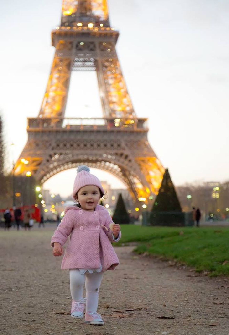 Bộ ảnh cực yêu của bé gái 2 tuổi du lịch qua 30 nước cùng cha mẹ - 9