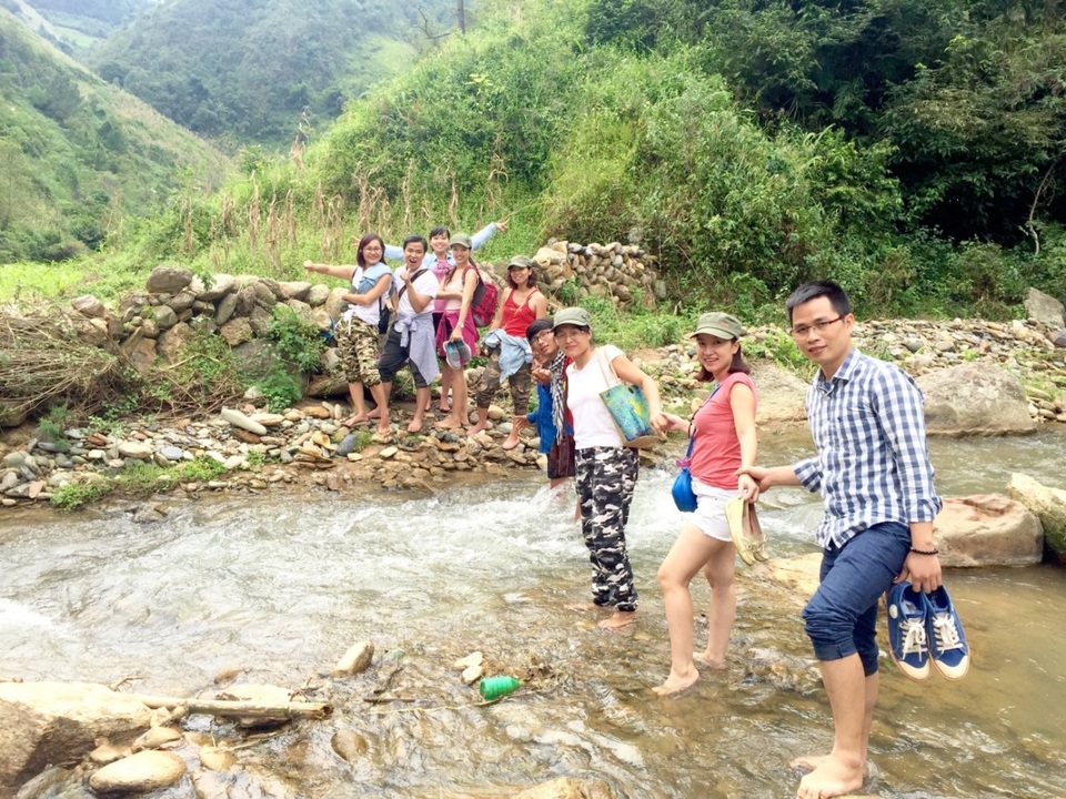 Hết lội qua con suối nước đến đầu gối và chảy khá xiết…