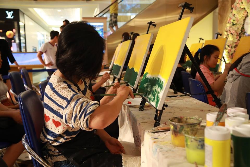 Tràng Tiền Plaza gửi ngàn yêu thương đến một nửa thế giới - 8 Mặc dù chưa một lần cầm cọ nhưng sau khi lắng nghe những hướng dẫn của các họa sĩ, các bạn đã có thể pha màu, tạo khối một cách thành thạo