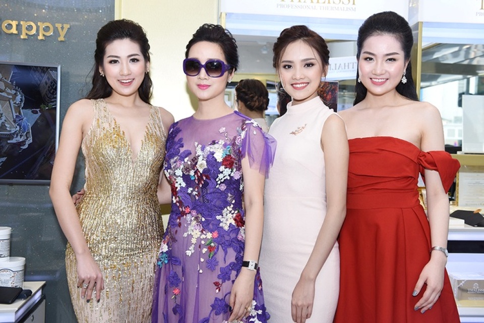 Đứng cạnh Tú Anh, Tố Như và Phùng Lan Hương, Hoa hậu đền Hùng Giáng My trẻ trung lấn át các ‘đàn em’.