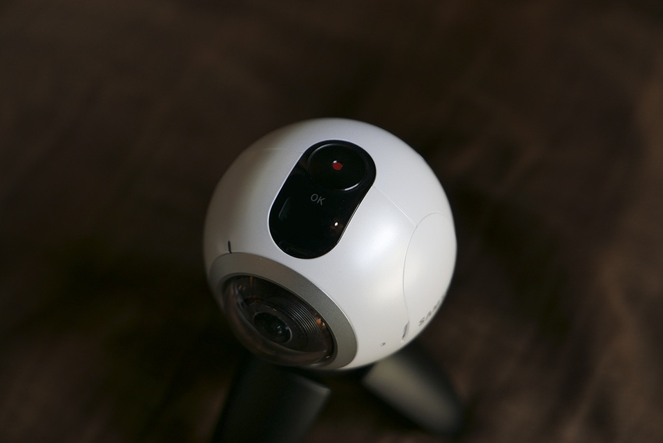 Hình ảnh đập hộp và trên tay Gear 360 chính hãng - 8 Trên đỉnh của chiếc máy ảnh 360 độ này là nút đa năng chụp/quay/OK và chuyển chế độ