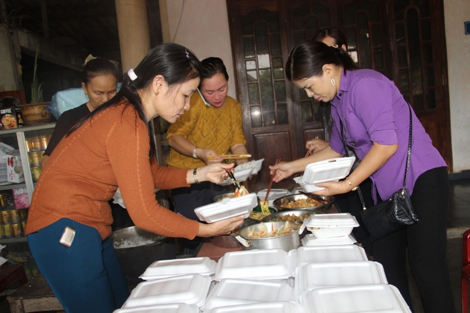 Bộ đội trắng đêm cứu người, tất tả giúp dân trong lũ - 13 Bộ đội trắng đêm cứu người, tất tả giúp dân trong lũ - 13
