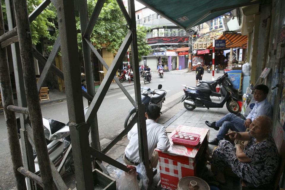 Những người già sống ở quanh đây cho biết nó có tuổi cùng với thời cầu Long Biên, và gọi cột đèn là một di tích. Các cột đèn còn tồn tại đến nay đều đã được gia cố lại phần sắt chân đế bằng mối hàn, ốc vít. Nguyên bản, cột đèn xưa thường dùng đinh tán suốt dọc thân cột.