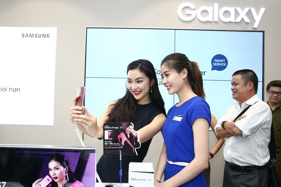 Người mẫu Helly Tống tranh thủ selfie trong lúc trải nghiệm. Cô chia sẻ, Galaxy S7 edge giúp ích rất nhiều trong công việc và cuộc sống hằng ngày.