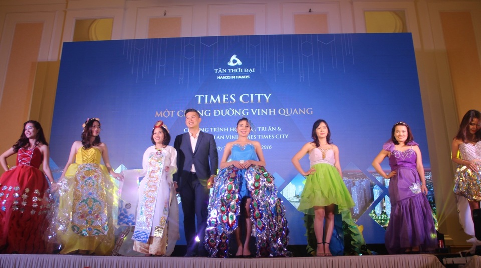 Tổng kết dự án Vinhomes Times City - Tri ân những con người làm nên lịch sử - 8
Tiết mục biểu diễn thời trang giấy do các giám đốc dự án biểu diễn.