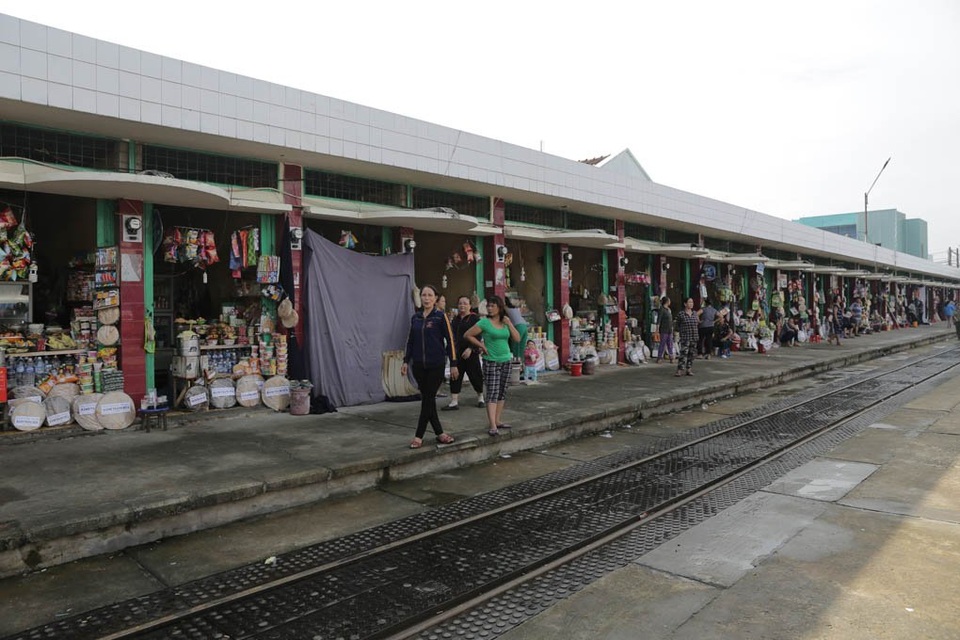 
Các gian hàng bán ở các nhà ga cũng ế ẩm không kém, không ai mua hàng, có những ga người bán hàng còn nhiều hơn cả hành khách.
