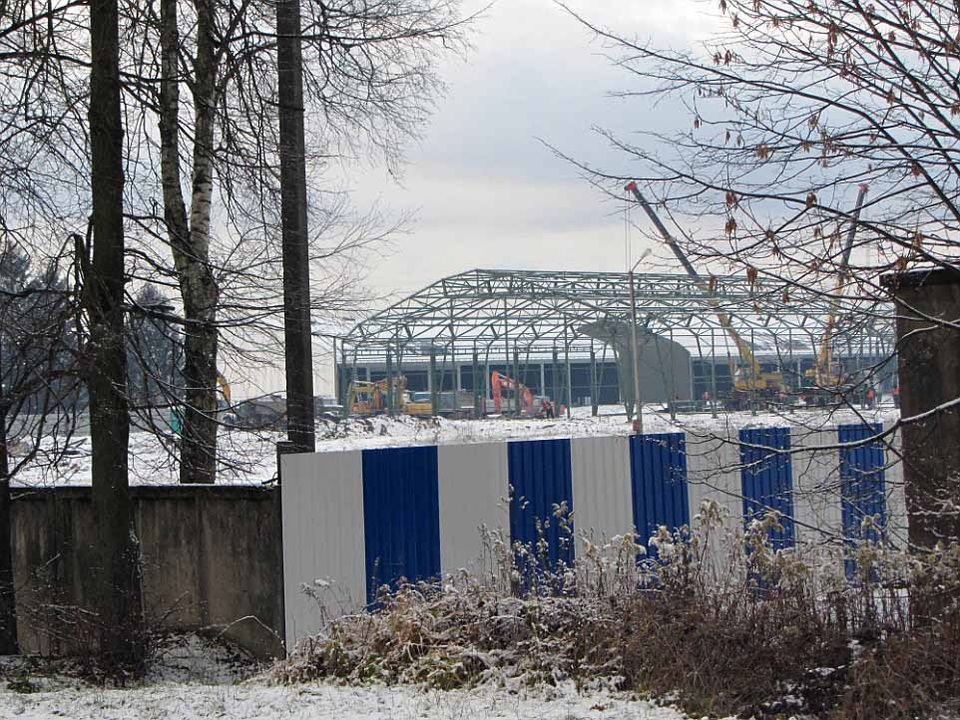 Bên trong căn cứ tên lửa tối mật của Nga ở Kaliningrad - 3
Tờ Dailymail của Anh dẫn các nguồn tin địa phương cho biết một căn cứ tên lửa đang được xây dựng và một trạm radar đang được lắp đặt, qua đó giúp Nga có khả năng bao quát toàn bộ châu Âu. Bên cạnh đó, Nga cũng đã lên kế hoạch triển khai dự án xây dựng đường ray tàu cho quân đội phụ trách để kết nối tới căn cứ Chkalovsk.