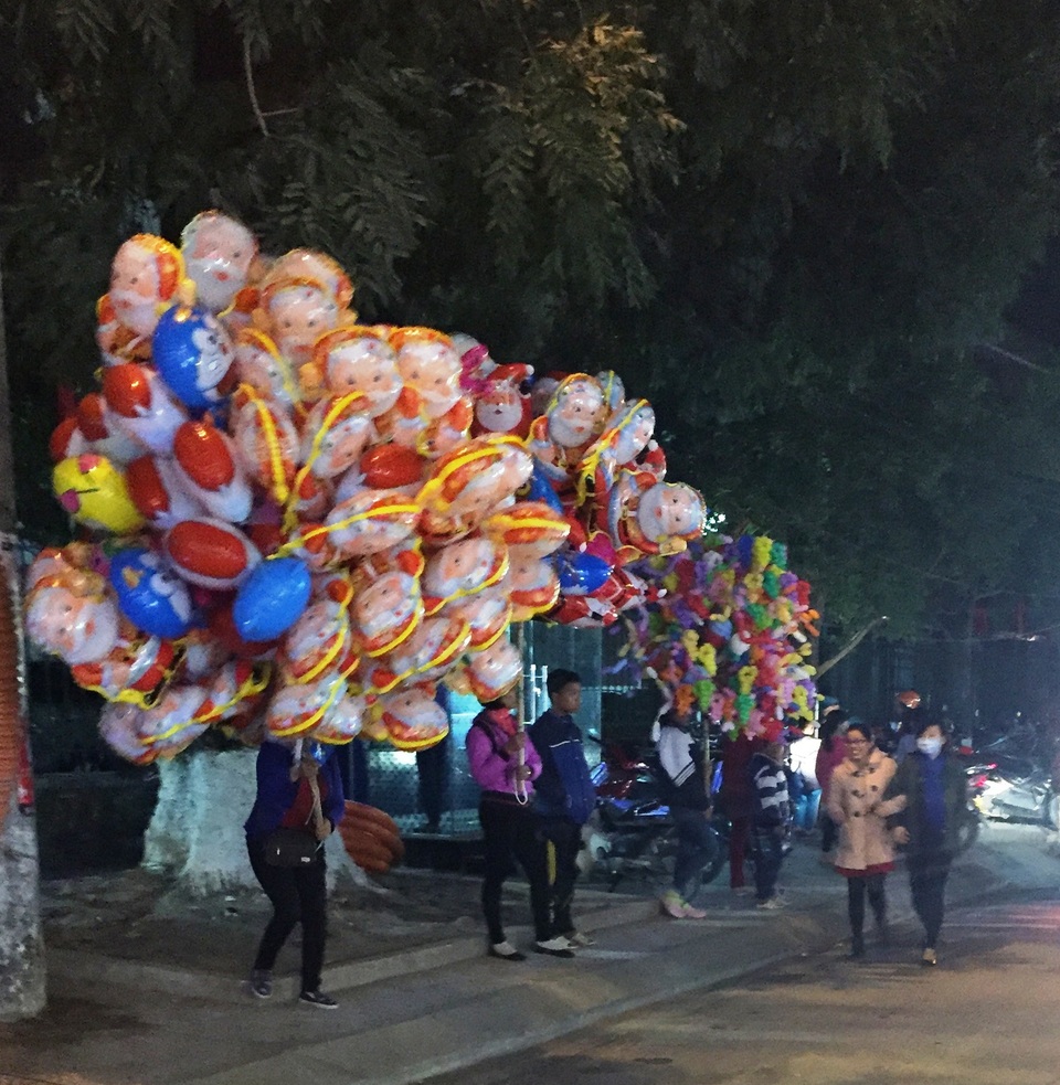 
Bóng bay là mặt hàng rất đắt khách vào mỗi dịp Noel, lễ tết...
