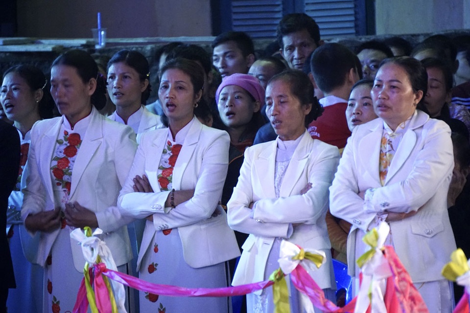 Giáng sinh ấm áp ở nhà thờ trăm tuổi ngoại ô Hà Nội - 8 Cùng hát những bản thánh ca.