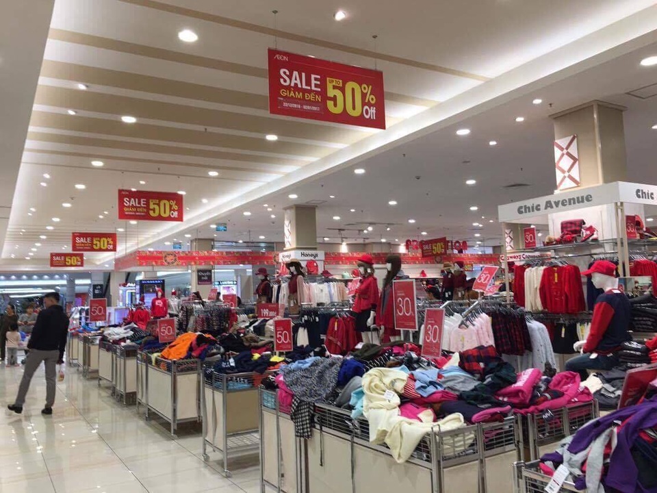 Cuối năm, thời trang đua nhau giảm giá nhưng vẫn ế ẩm! - 7
Quần áo giảm giá ngổn ngang trong các siêu thị