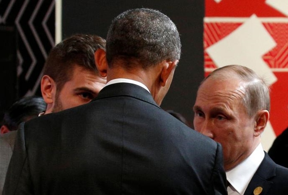 Những lần "chạm trán" đáng nhớ của Putin và Obama - 9 Tổng thống Nga Vladimir Putin và người đồng cấp Mỹ Barack Obama trò chuyện khi tham dự hội nghị APEC tại Peru hôm 20-11. Ảnh: Reuters