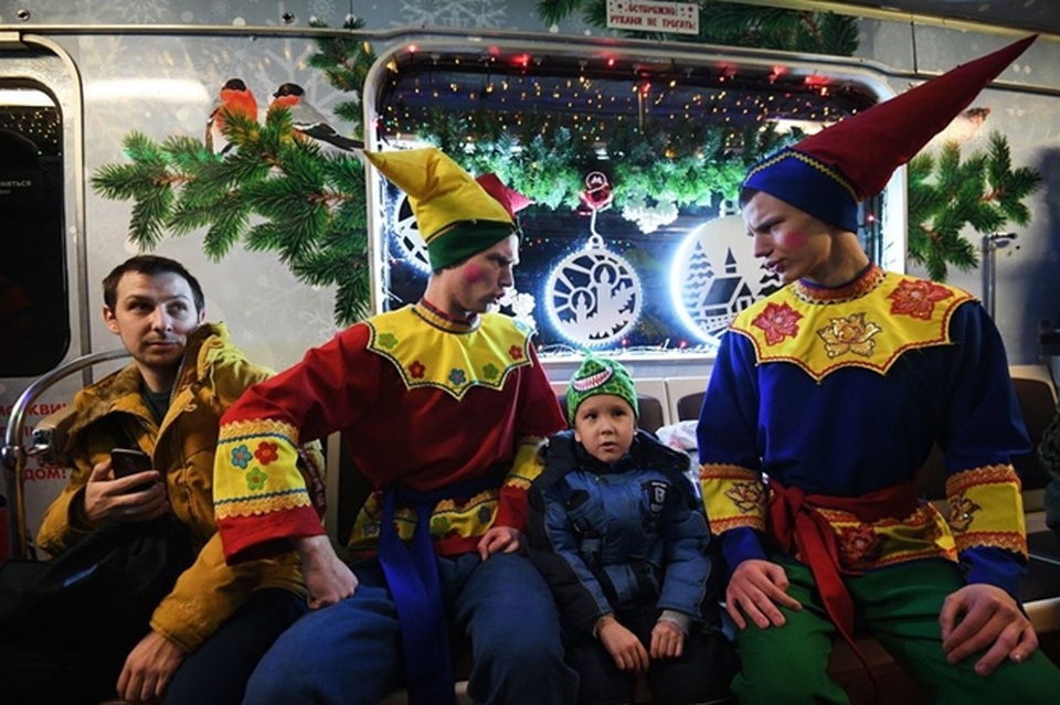 Tàu điện ngầm Moscow hút khách năm mới bằng chiêu "độc" - 9 Tàu điện ngầm Moscow hút khách năm mới bằng chiêu "độc" - 9