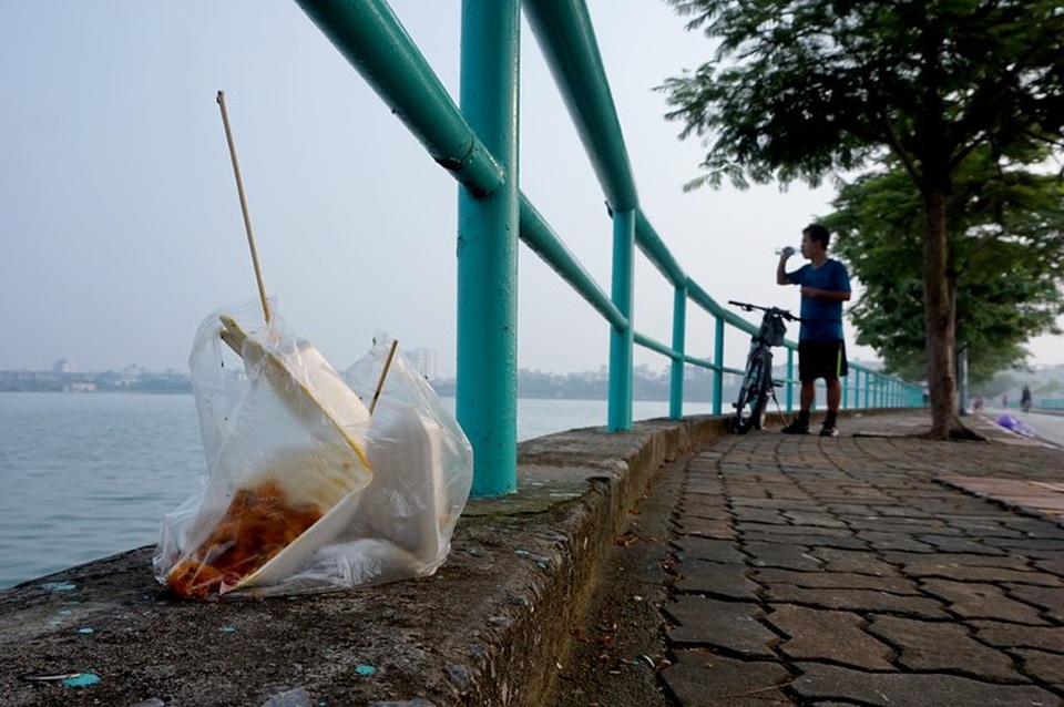 Dân Hà thành bịt mũi tập thể dục, nhắm mắt nhậu trên rác - 10 Đồ ăn thừa vứt lại ven hồ