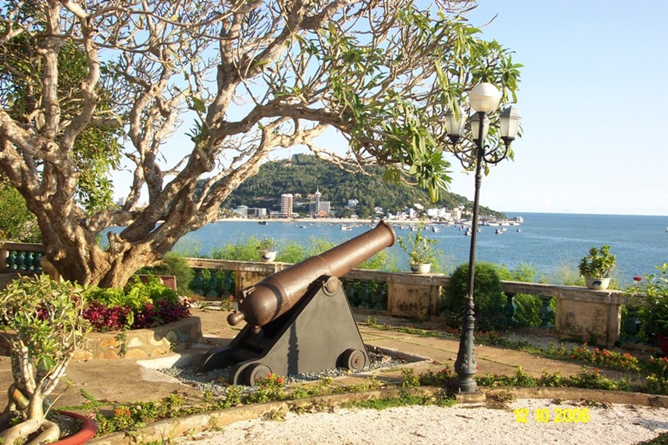 Những điểm đến nổi tiếng của Vũng Tàu - 9 Súng thần công được trưng bày ở Bạch Dinh
