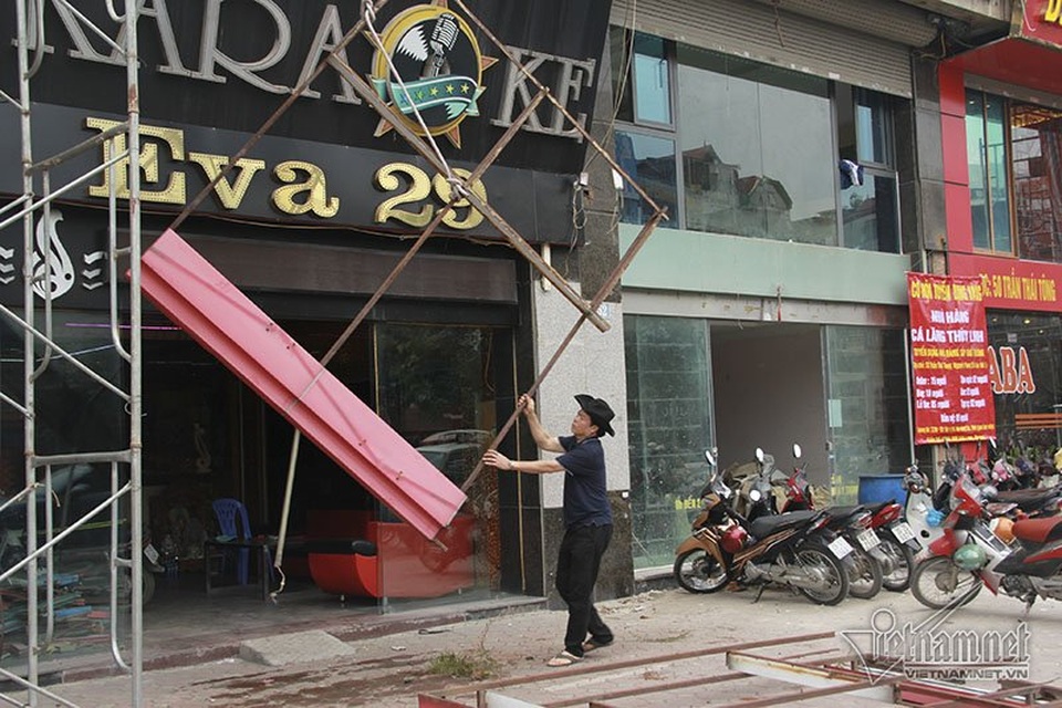 Sau khi tháo dỡ, những phần kim loại hoặc nhựa từ biển quảng cáo được các chủ quán bán lại cho những người mua sắt vụn.