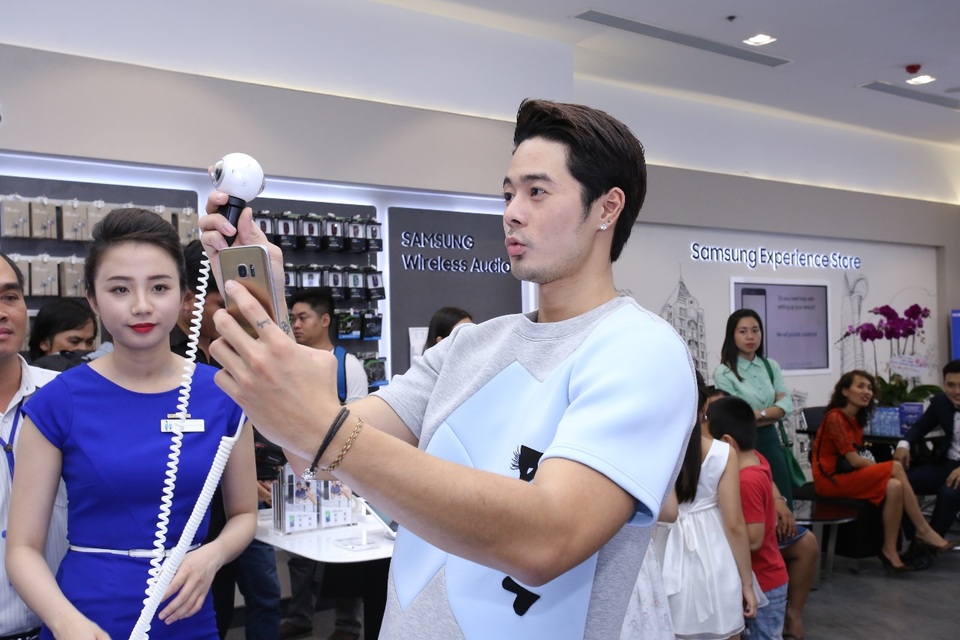 
Người mẫu, diễn viên Dương Mạc Anh Quân cũng không bỏ qua tính năng chụp hình hấp dẫn của Gear360 kết nối cùng Galaxy S7 edge.
