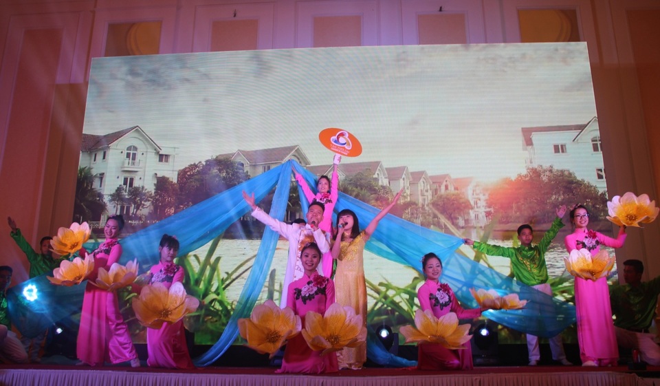 Tổng kết dự án Vinhomes Times City - Tri ân những con người làm nên lịch sử - 9
Tiết mục Vinhomes và tôi do lực lượng bán hàng trình diễn.