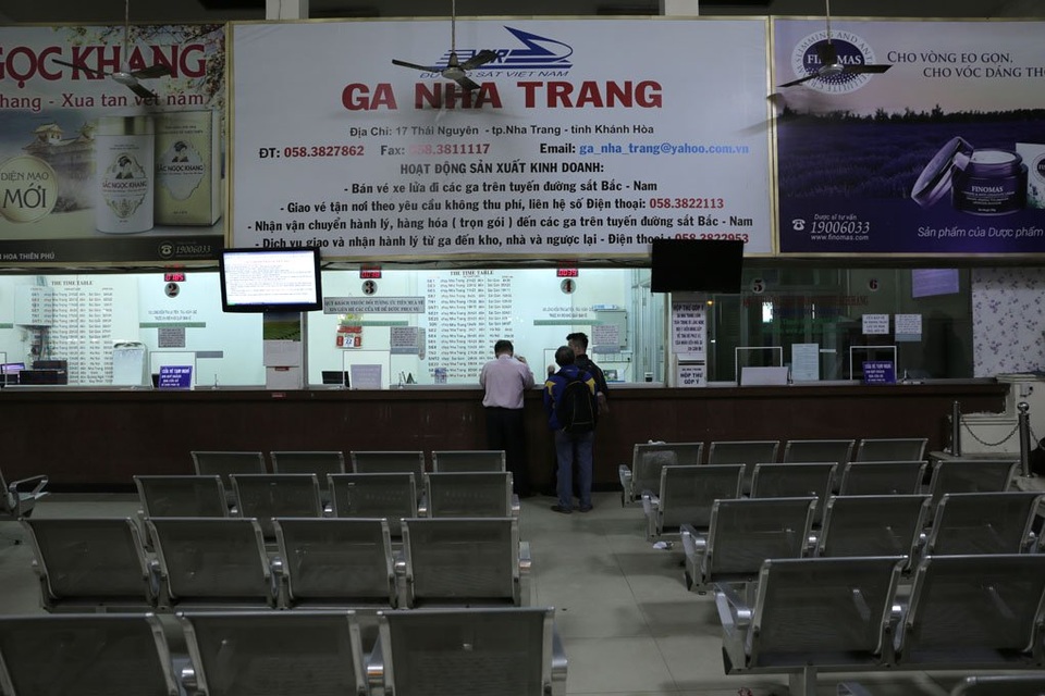 
Phòng bán vé tại ga Nha Trang cũng lèo tèo vài khách đến mua vé.

