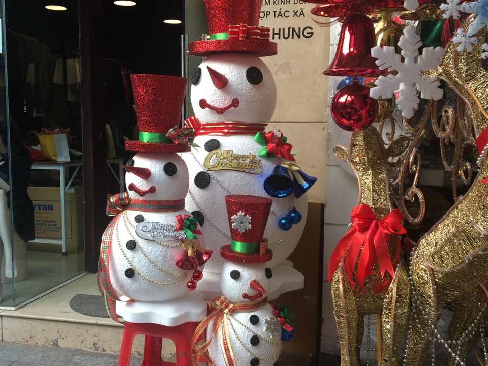 Đắt đỏ đồ trang trí Noel, gần 20 triệu đồng/xe tuần lộc - 9 Người tuyết được các cửa hàng tự sản xuất